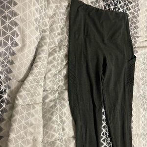 i’m selling these grey leggings there really comfortable and cute